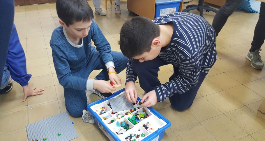 <time datetime="2018-02-12T08:44:17+00:00">12 de febrero de 2018</time> | <a href="https://www.escola-horitzo.cat/author/kike/">Super User</a> | <a href="https://www.escola-horitzo.cat/category/el-dia-a-dia/" rel="tag">El dia a dia</a> | <a href="https://www.escola-horitzo.cat/2018/02/12/this-afternoon-we-designed-stories-about-witches-and-magic-dogs-during-the-robotics-class/#respond">No hay comentarios<span class="screen-reader-text"> en This afternoon we designed stories about witches and magic dogs during the robotics class</span></a>