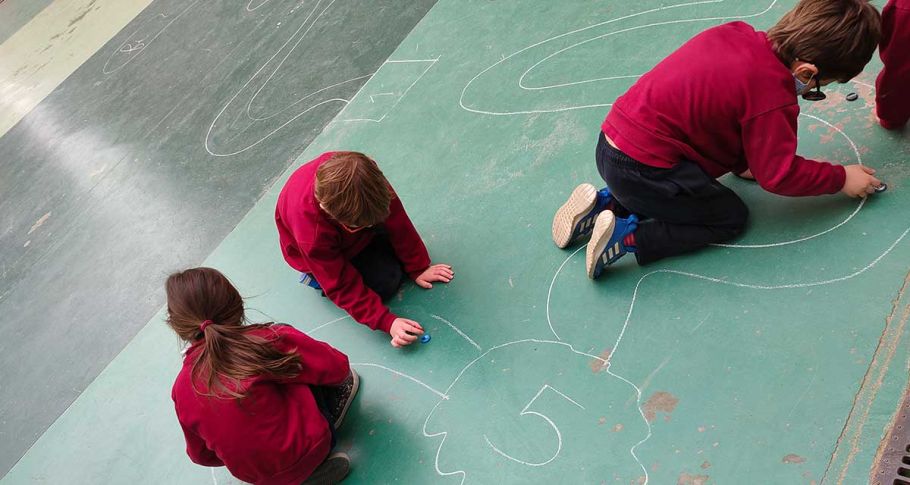 <time datetime="2021-04-16T06:54:47+00:00">16 de abril de 2021</time> | <a href="https://www.escola-horitzo.cat/author/kike/">Super User</a> | <a href="https://www.escola-horitzo.cat/category/el-dia-a-dia/" rel="tag">El dia a dia</a> | <a href="https://www.escola-horitzo.cat/2021/04/16/juguem-amb-xapes/#respond">No hay comentarios<span class="screen-reader-text"> en Juguem amb xapes</span></a>