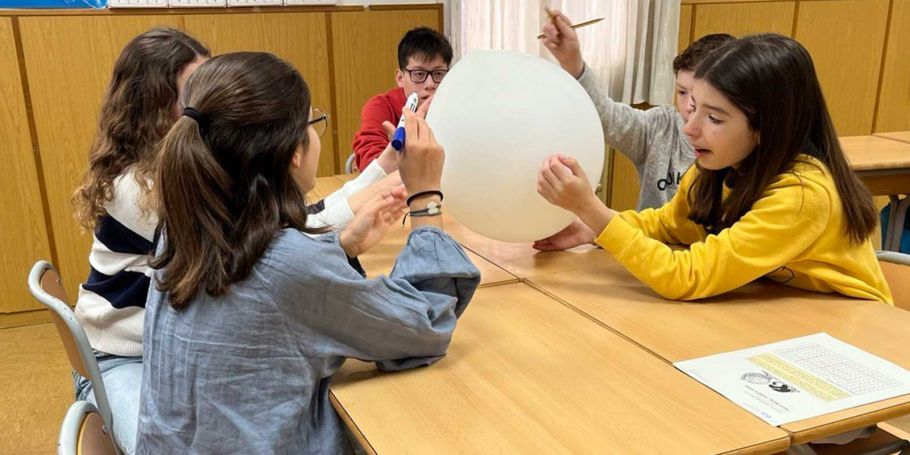 <time datetime="2024-04-23T10:05:09+00:00">23 de abril de 2024</time> | <a href="https://www.escola-horitzo.cat/author/kike/">Super User</a> | <a href="https://www.escola-horitzo.cat/category/el-dia-a-dia/" rel="tag">El dia a dia</a> | <a href="https://www.escola-horitzo.cat/2024/04/23/el-mon-a-les-nostres-mans/#respond">No hay comentarios<span class="screen-reader-text"> en El món a les nostres mans</span></a>