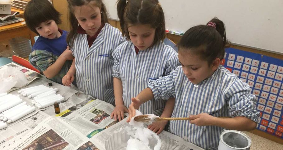 <time datetime="2019-04-03T13:34:13+00:00">3 de abril de 2019</time> | <a href="https://www.escola-horitzo.cat/author/kike/">Super User</a> | <a href="https://www.escola-horitzo.cat/category/el-dia-a-dia/" rel="tag">El dia a dia</a> | <a href="https://www.escola-horitzo.cat/2019/04/03/fem-de-farmaceutics-fem-pomada/#respond">No hay comentarios<span class="screen-reader-text"> en Fem de farmacèutics: fem pomada</span></a>