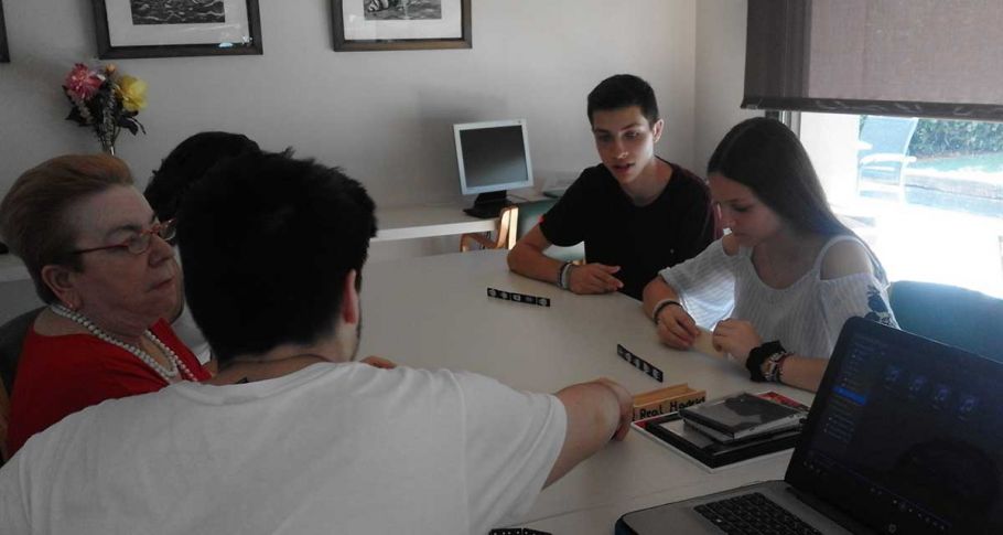 <time datetime="2018-06-19T16:11:00+00:00">19 de junio de 2018</time> | <a href="https://www.escola-horitzo.cat/author/kike/">Super User</a> | <a href="https://www.escola-horitzo.cat/category/el-dia-a-dia/" rel="tag">El dia a dia</a> | <a href="https://www.escola-horitzo.cat/2018/06/19/un-mati-mes-amb-els-avis/#respond">No hay comentarios<span class="screen-reader-text"> en Un matí més amb els avis</span></a>