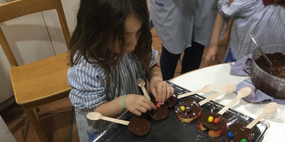 <time datetime="2023-05-02T15:49:49+00:00">2 de mayo de 2023</time> | <a href="https://www.escola-horitzo.cat/author/kike/">Super User</a> | <a href="https://www.escola-horitzo.cat/category/el-dia-a-dia/" rel="tag">El dia a dia</a> | <a href="https://www.escola-horitzo.cat/2023/05/02/amb-quatre-pomes/#respond">No hay comentarios<span class="screen-reader-text"> en Amb quatre pomes</span></a>