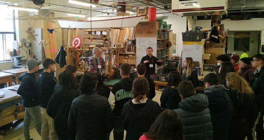 <time datetime="2022-04-28T15:33:46+00:00">28 de abril de 2022</time> | <a href="https://www.escola-horitzo.cat/author/kike/">Super User</a> | <a href="https://www.escola-horitzo.cat/category/el-dia-a-dia/" rel="tag">El dia a dia</a> | <a href="https://www.escola-horitzo.cat/2022/04/28/els-alumnes-dels-grups-panda-i-compostador-14-i-15-anys-estan-de-ple-en-les-jaf-internacionals-a-boston-eua/#respond">No hay comentarios<span class="screen-reader-text"> en Els alumnes dels Grups Panda i Compostador (14 i 15 anys) estan de ple en les JAF internacionals a Boston (EUA)</span></a>