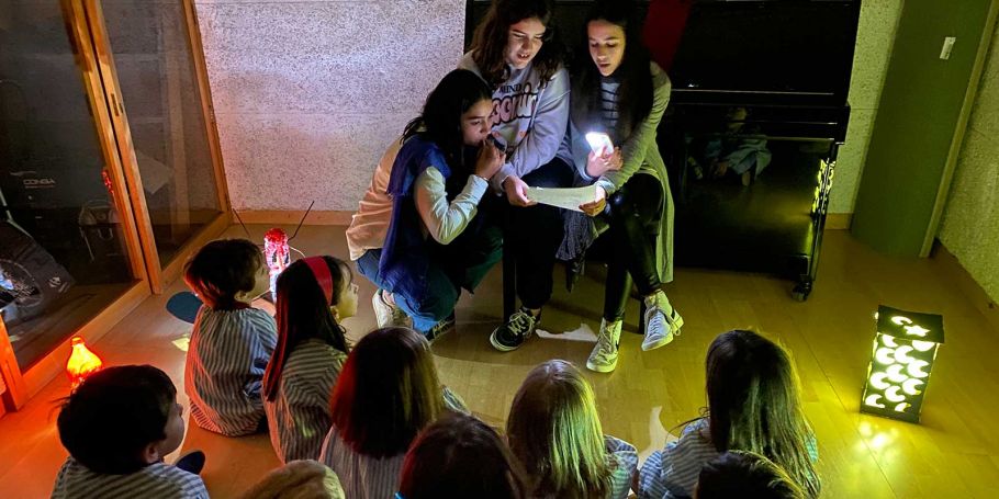 <time datetime="2022-12-12T16:47:09+00:00">12 de diciembre de 2022</time> | <a href="https://www.escola-horitzo.cat/author/kike/">Super User</a> | <a href="https://www.escola-horitzo.cat/category/el-dia-a-dia/" rel="tag">El dia a dia</a> | <a href="https://www.escola-horitzo.cat/2022/12/12/lectura-a-la-llum-de-les-lampades/#respond">No hay comentarios<span class="screen-reader-text"> en Lectura a la llum de les làmpades</span></a>