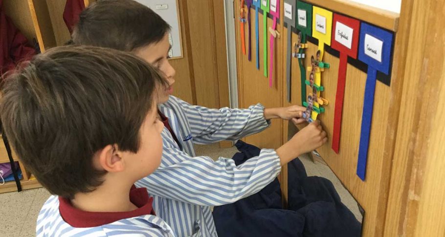 <time datetime="2018-11-18T12:03:04+00:00">18 de noviembre de 2018</time> | <a href="https://www.escola-horitzo.cat/author/kike/">Super User</a> | <a href="https://www.escola-horitzo.cat/category/el-dia-a-dia/" rel="tag">El dia a dia</a> | <a href="https://www.escola-horitzo.cat/2018/11/18/compartim-els-nostre-emocionari/#respond">No hay comentarios<span class="screen-reader-text"> en Compartim els nostre emocionari</span></a>