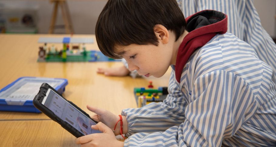 <time datetime="2019-10-01T08:22:43+00:00">1 de octubre de 2019</time> | <a href="https://www.escola-horitzo.cat/author/kike/">Super User</a> | <a href="https://www.escola-horitzo.cat/category/el-dia-a-dia/" rel="tag">El dia a dia</a> | <a href="https://www.escola-horitzo.cat/2019/10/01/l-equip-directiu-de-lego-education-visita-l-escola/#respond">No hay comentarios<span class="screen-reader-text"> en L’equip directiu de LEGO Education visita l’Escola</span></a>