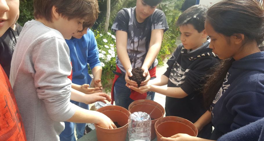 <time datetime="2018-04-11T14:05:39+00:00">11 de abril de 2018</time> | <a href="https://www.escola-horitzo.cat/author/kike/">Super User</a> | <a href="https://www.escola-horitzo.cat/category/el-dia-a-dia/" rel="tag">El dia a dia</a> | <a href="https://www.escola-horitzo.cat/2018/04/11/les-propietats-i-aplicacions-de-l-aigua-de-mar/#respond">No hay comentarios<span class="screen-reader-text"> en Les propietats i aplicacions de l’aigua de mar</span></a>