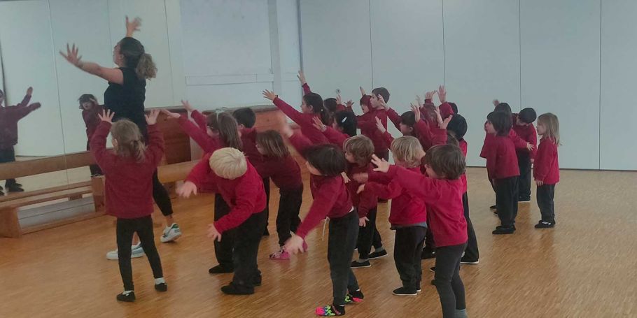 <time datetime="2024-01-30T17:51:04+00:00">30 de enero de 2024</time> | <a href="https://www.escola-horitzo.cat/author/kike/">Super User</a> | <a href="https://www.escola-horitzo.cat/category/el-dia-a-dia/" rel="tag">El dia a dia</a> | <a href="https://www.escola-horitzo.cat/2024/01/30/tots-a-ballar/#respond">No hay comentarios<span class="screen-reader-text"> en Tots a ballar!</span></a>