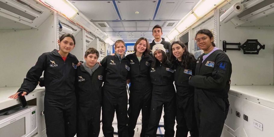 <time datetime="2022-11-23T11:35:35+00:00">23 de noviembre de 2022</time> | <a href="https://www.escola-horitzo.cat/author/kike/">Super User</a> | <a href="https://www.escola-horitzo.cat/category/el-dia-a-dia/" rel="tag">El dia a dia</a> | <a href="https://www.escola-horitzo.cat/2022/11/23/international-air-and-space-program-2022/#respond">No hay comentarios<span class="screen-reader-text"> en International Air and Space Program 2022</span></a>