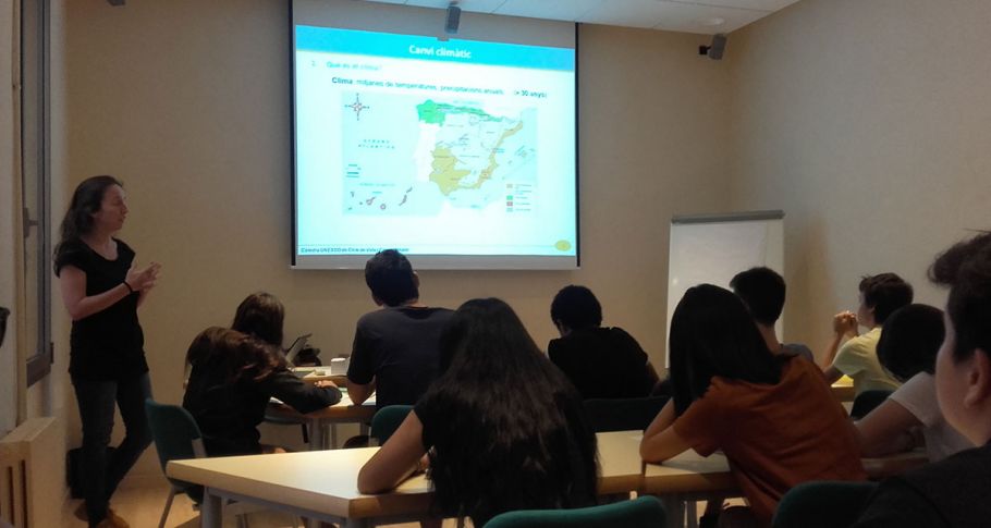 <time datetime="2018-09-30T15:50:47+00:00">30 de septiembre de 2018</time> | <a href="https://www.escola-horitzo.cat/author/kike/">Super User</a> | <a href="https://www.escola-horitzo.cat/category/el-dia-a-dia/" rel="tag">El dia a dia</a> | <a href="https://www.escola-horitzo.cat/2018/09/30/el-mati-de-la-recerca-a-escoles-i-instituts-a-catalunya-european-research-night-els-nostres-alumnes-tambe-calculen-la-petjada-de-carboni-dels-seus-menus/#respond">No hay comentarios<span class="screen-reader-text"> en «El matí de la Recerca a escoles i instituts» a Catalunya. European research Night. Els nostres alumnes també calculen la petjada de carboni dels seus menús»</span></a>