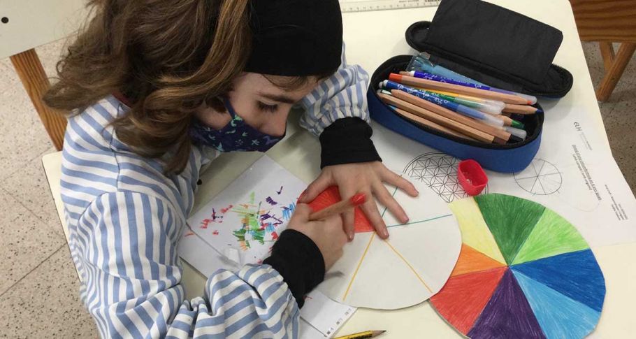 <time datetime="2021-04-22T07:32:19+00:00">22 de abril de 2021</time> | <a href="https://www.escola-horitzo.cat/author/kike/">Super User</a> | <a href="https://www.escola-horitzo.cat/category/el-dia-a-dia/" rel="tag">El dia a dia</a> | <a href="https://www.escola-horitzo.cat/2021/04/22/com-podem-dividir-en-6-i-8-parts-una-circumferencia-feta-de-paper/#respond">No hay comentarios<span class="screen-reader-text"> en Com podem dividir en 6 i 8 parts una circumferència feta de paper?</span></a>