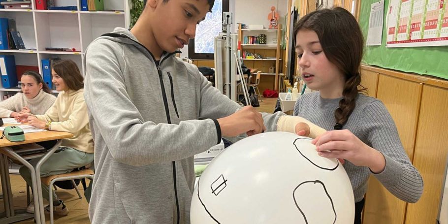 <time datetime="2023-03-06T18:19:39+00:00">6 de marzo de 2023</time> | <a href="https://www.escola-horitzo.cat/author/kike/">Super User</a> | <a href="https://www.escola-horitzo.cat/category/el-dia-a-dia/" rel="tag">El dia a dia</a> | <a href="https://www.escola-horitzo.cat/2023/03/06/el-mon-a-les-mans/#respond">No hay comentarios<span class="screen-reader-text"> en El món a les mans</span></a>