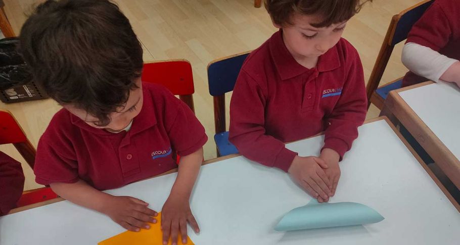 <time datetime="2022-05-18T15:41:45+00:00">18 de mayo de 2022</time> | <a href="https://www.escola-horitzo.cat/author/kike/">Super User</a> | <a href="https://www.escola-horitzo.cat/category/el-dia-a-dia/" rel="tag">El dia a dia</a> | <a href="https://www.escola-horitzo.cat/2022/05/18/mans-al-paper/#respond">No hay comentarios<span class="screen-reader-text"> en Mans al paper</span></a>