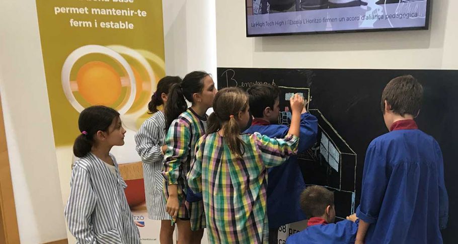 <time datetime="2018-09-19T13:48:56+00:00">19 de septiembre de 2018</time> | <a href="https://www.escola-horitzo.cat/author/kike/">Super User</a> | <a href="https://www.escola-horitzo.cat/category/el-dia-a-dia/" rel="tag">El dia a dia</a> | <a href="https://www.escola-horitzo.cat/2018/09/19/treballs-col-laboratius-amb-la-petjada-personal-de-cadascu/#respond">No hay comentarios<span class="screen-reader-text"> en Treballs col.laboratius amb la petjada personal de cadascú</span></a>