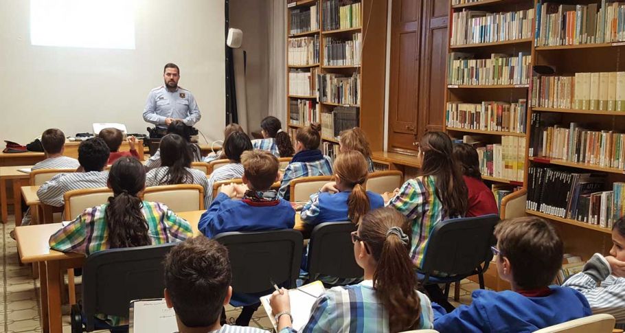 <time datetime="2019-01-10T19:34:50+00:00">10 de enero de 2019</time> | <a href="https://www.escola-horitzo.cat/author/kike/">Super User</a> | <a href="https://www.escola-horitzo.cat/category/el-dia-a-dia/" rel="tag">El dia a dia</a> | <a href="https://www.escola-horitzo.cat/2019/01/10/conferencia-d-un-membre-dels-mossos-d-esquadra-sobre-internet/#respond">No hay comentarios<span class="screen-reader-text"> en Conferència, d’un membre dels Mossos d’Esquadra, sobre Internet</span></a>