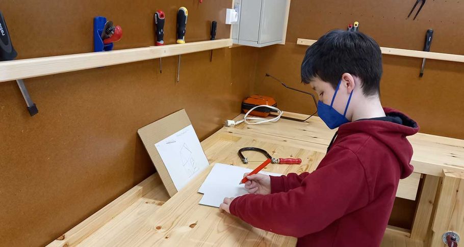 <time datetime="2021-02-17T13:56:13+00:00">17 de febrero de 2021</time> | <a href="https://www.escola-horitzo.cat/author/kike/">Super User</a> | <a href="https://www.escola-horitzo.cat/category/el-dia-a-dia/" rel="tag">El dia a dia</a> | <a href="https://www.escola-horitzo.cat/2021/02/17/makers/#respond">No hay comentarios<span class="screen-reader-text"> en Makers</span></a>