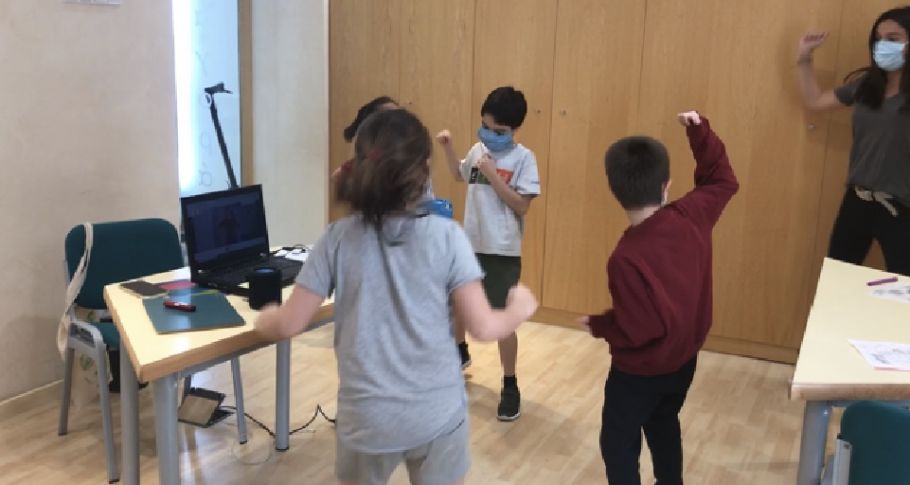 <time datetime="2020-06-09T18:27:29+00:00">9 de junio de 2020</time> | <a href="https://www.escola-horitzo.cat/author/kike/">Super User</a> | <a href="https://www.escola-horitzo.cat/category/el-dia-a-dia/" rel="tag">El dia a dia</a> | <a href="https://www.escola-horitzo.cat/2020/06/09/hem-donat-l-oportunitat-als-nens-es-d-expressar-se-amb-el-cos/#respond">No hay comentarios<span class="screen-reader-text"> en Hem donat l’oportunitat als nens/es d’expressar-se amb el cos</span></a>