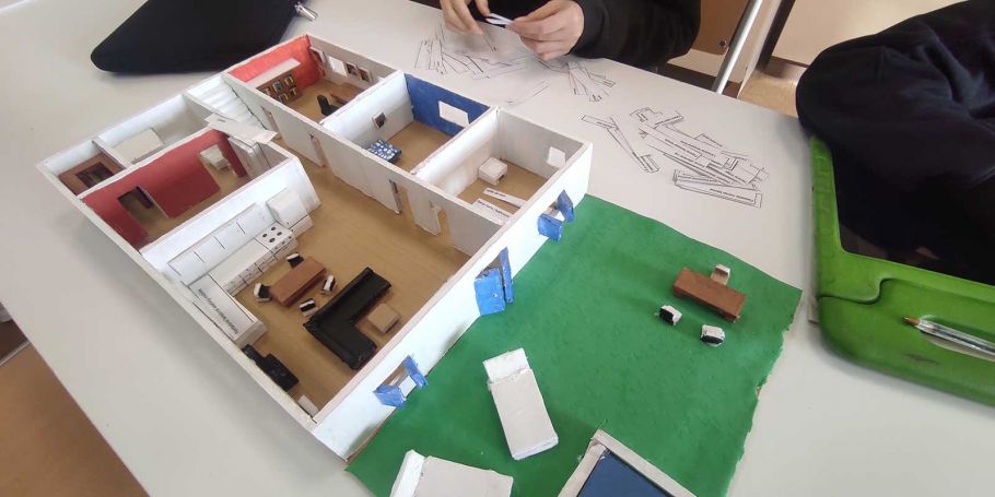 <time datetime="2024-02-26T16:46:11+00:00">26 de febrero de 2024</time> | <a href="https://www.escola-horitzo.cat/author/kike/">Super User</a> | <a href="https://www.escola-horitzo.cat/category/el-dia-a-dia/" rel="tag">El dia a dia</a> | <a href="https://www.escola-horitzo.cat/2024/02/26/aprenem-a-traves-del-joc/#respond">No hay comentarios<span class="screen-reader-text"> en Aprenem a través del joc</span></a>