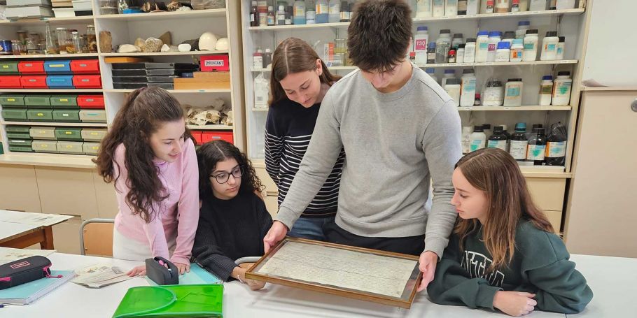 <time datetime="2023-11-20T10:38:17+00:00">20 de noviembre de 2023</time> | <a href="https://www.escola-horitzo.cat/author/kike/">Super User</a> | <a href="https://www.escola-horitzo.cat/category/el-dia-a-dia/" rel="tag">El dia a dia</a> | <a href="https://www.escola-horitzo.cat/2023/11/20/entre-el-passat-i-el-present/#respond">No hay comentarios<span class="screen-reader-text"> en Entre el passat i el present</span></a>