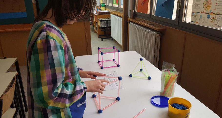 <time datetime="2018-02-19T08:58:08+00:00">19 de febrero de 2018</time> | <a href="https://www.escola-horitzo.cat/author/kike/">Super User</a> | <a href="https://www.escola-horitzo.cat/category/el-dia-a-dia/" rel="tag">El dia a dia</a> | <a href="https://www.escola-horitzo.cat/2018/02/19/vivim-la-matematica-a-partir-de-les-orientacions-de-la-sra-maria-antonia-canals/#respond">No hay comentarios<span class="screen-reader-text"> en Vivim la matemática… a partir de les orientacions de la Sra. Maria Antonia Canals</span></a>