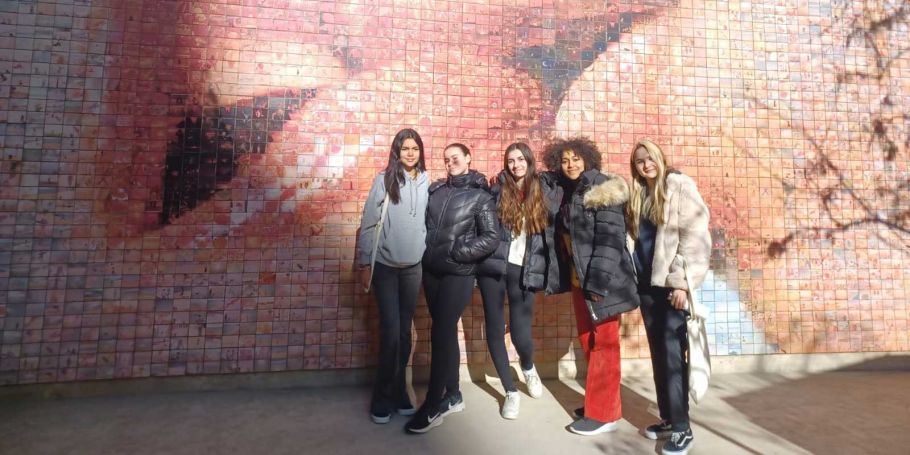 <time datetime="2025-01-16T15:34:40+00:00">16 de enero de 2025</time> | <a href="https://www.escola-horitzo.cat/author/kike/">Super User</a> | <a href="https://www.escola-horitzo.cat/category/el-dia-a-dia/" rel="tag">El dia a dia</a> | <a href="https://www.escola-horitzo.cat/2025/01/16/exploring-the-streets-uncovering-the-treasures/#respond">No hay comentarios<span class="screen-reader-text"> en Exploring the streets, uncovering the treasures!</span></a>