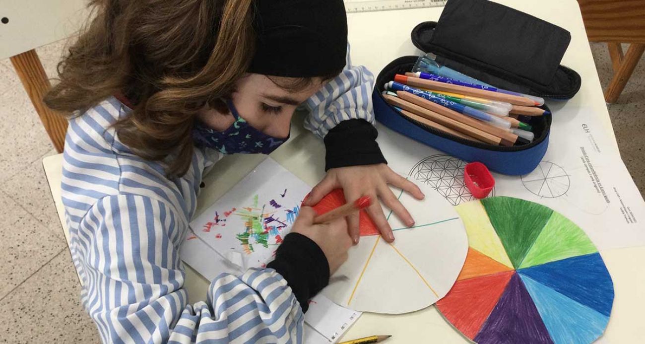 Com podem dividir en 6 i 8 parts una circumferència feta de paper?