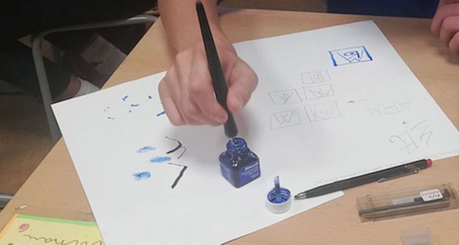 <time datetime="2020-11-05T07:39:28+00:00">5 de noviembre de 2020</time> | <a href="https://www.escola-horitzo.cat/author/kike/">Super User</a> | <a href="https://www.escola-horitzo.cat/category/el-dia-a-dia/" rel="tag">El dia a dia</a> | <a href="https://www.escola-horitzo.cat/2020/11/05/ens-fem-un-hanko/#respond">No hay comentarios<span class="screen-reader-text"> en Ens fem un Hanko</span></a>