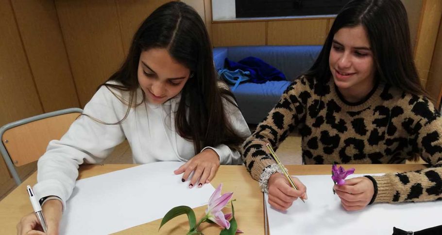 <time datetime="2019-10-22T09:18:28+00:00">22 de octubre de 2019</time> | <a href="https://www.escola-horitzo.cat/author/kike/">Super User</a> | <a href="https://www.escola-horitzo.cat/category/el-dia-a-dia/" rel="tag">El dia a dia</a> | <a href="https://www.escola-horitzo.cat/2019/10/22/lestudi-de-les-flors/#respond">No hay comentarios<span class="screen-reader-text"> en L’estudi de les flors</span></a>