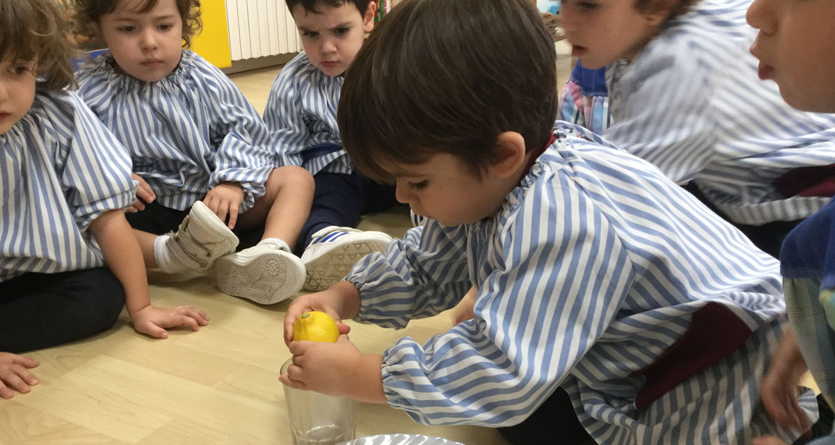 Experimentem amb el vinagre, bicarbonat i altres líquids