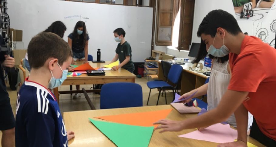 <time datetime="2020-07-17T12:42:38+00:00">17 de julio de 2020</time> | <a href="https://www.escola-horitzo.cat/author/kike/">Super User</a> | <a href="https://www.escola-horitzo.cat/category/el-dia-a-dia/" rel="tag">El dia a dia</a> | <a href="https://www.escola-horitzo.cat/2020/07/17/cloenda-del-summer-2020-de-matematiques/#respond">No hay comentarios<span class="screen-reader-text"> en Cloenda del Summer 2020 de matemàtiques</span></a>