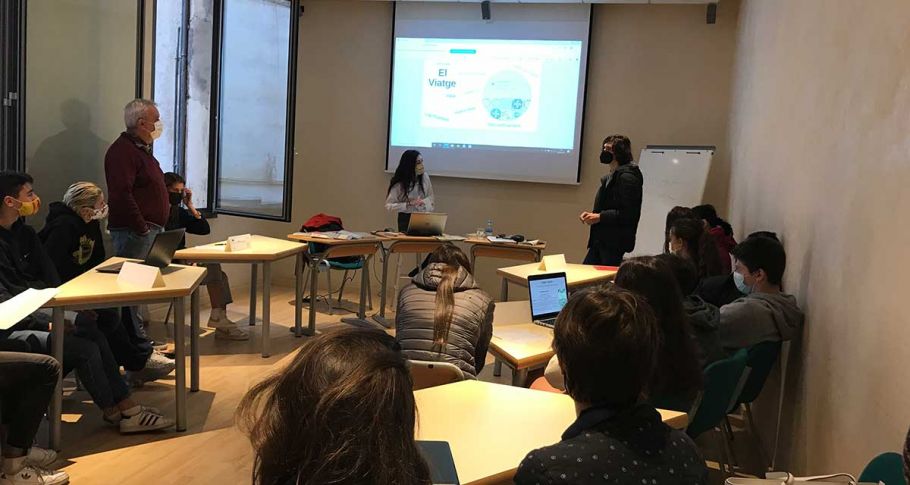 <time datetime="2021-04-13T07:34:59+00:00">13 de abril de 2021</time> | <a href="https://www.escola-horitzo.cat/author/kike/">Super User</a> | <a href="https://www.escola-horitzo.cat/category/el-dia-a-dia/" rel="tag">El dia a dia</a> | <a href="https://www.escola-horitzo.cat/2021/04/13/petits-plaers-i-el-plaer-de-xerrar-de-literatura-amb-una-ex-alumna/#respond">No hay comentarios<span class="screen-reader-text"> en «Petits plaers» i el plaer de xerrar de literatura amb una ex alumna</span></a>